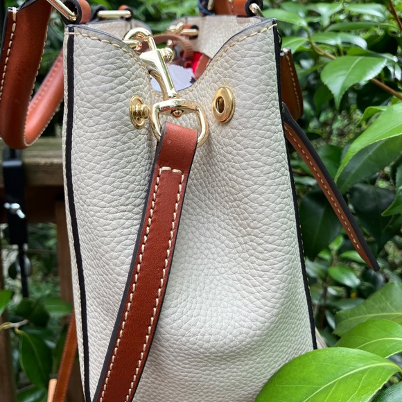 Small lucca leather zip crossbody. Size: H7.5" x W3" x L 9.5" - Picture 4 of 6